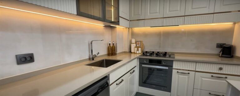 Ayaş lüks daire: ışıklandırmalı modern mutfak, Mersin
