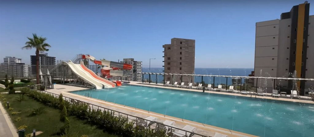 UĞUR TOWER apartment in Ayaş: pool with slides and a sea view, Mersin