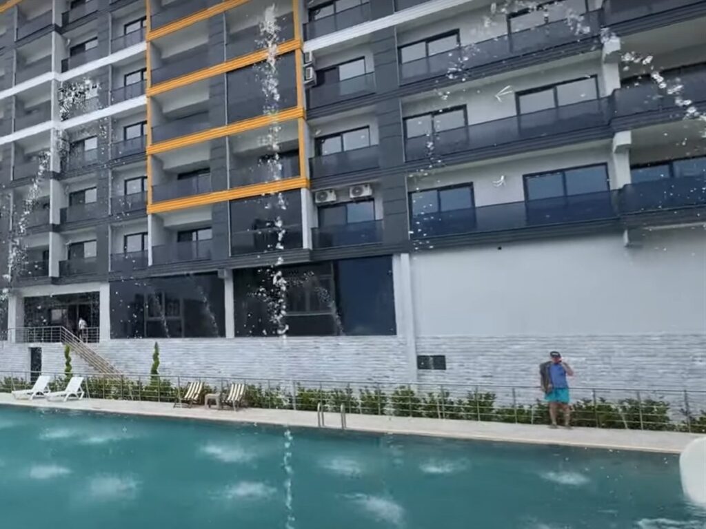 Ayaş Akdeniz kıyısında daire: UĞUR TOWER 2 cephesi ve havuz, Mersin