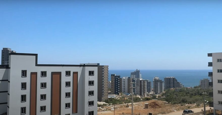 Günstige 1+1 Wohnung in Ayaş: Blick aufs Meer zwischen Wohnhäusern, Mersin
