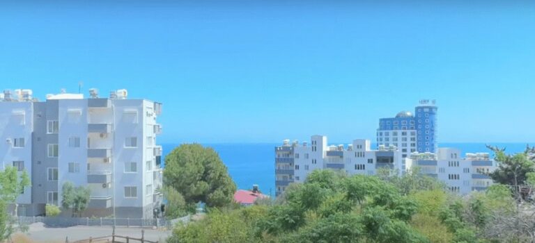 2+1 Wohnung in Ayaş: grüne Bäume und blaues Meer hinter den Wohnhäusern, Mersin