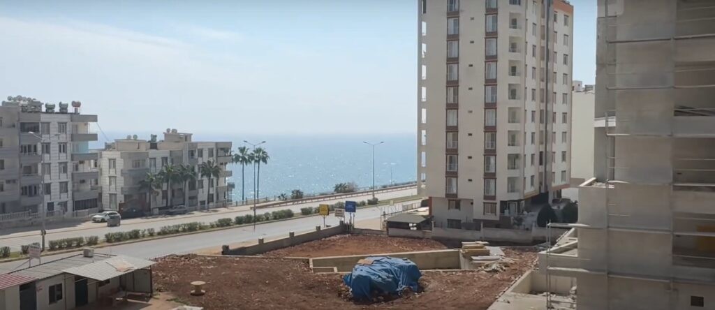 2+1 Wohnung im zweiten Stock in Ayaş: Balkonblick auf Palmen, Uferstraße und Meer, Mersin