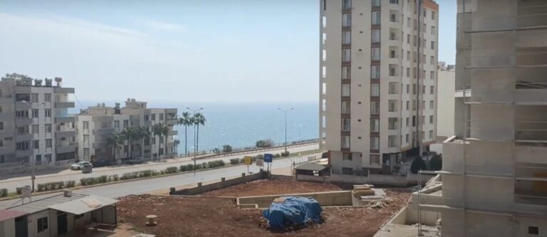 Ayaş 2. katta 2+1 daire: balkondan palmiyeler, sahil yolu ve deniz manzarası, Mersin