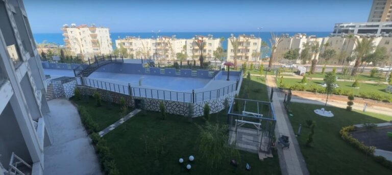 Wohnung mit Hamam und Sauna in Ayaş: Pool der Anlage und das Meer hinter den Häusern, Mersin