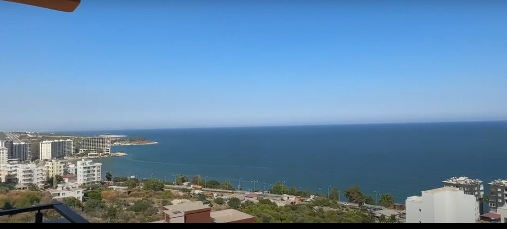 1+1 Wohnung mit 70 m² in Ayaş: Blick auf Meer und Wohnhäuser über eine Baustelle, Mersin