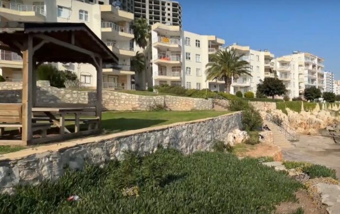 Günstige 2+1 Wohnung in Ayaş: Pavillon im Hof und Ufer mit Meer, Mersin
