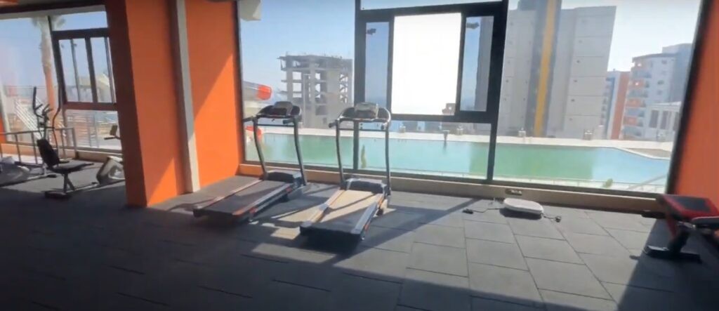 2+1 Wohnung mit 120 m² in Ayaş mit Ratenzahlung: Fitnessraum der Anlage mit Blick auf den Pool, Mersin