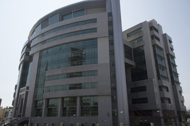 The Mersin courthouse: a modern multi-storey building of the Adliye complex