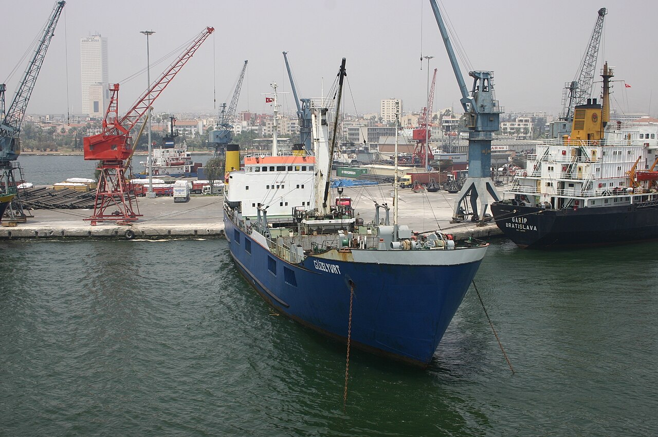 Frachtschiffe und Hafenkräne im Hafen von Mersin