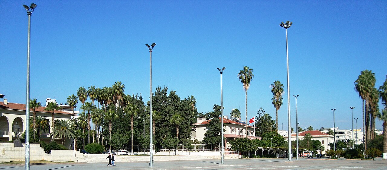 Ein Platz vor Verwaltungsgebäuden in Mersin mit Palmen und der Landesflagge