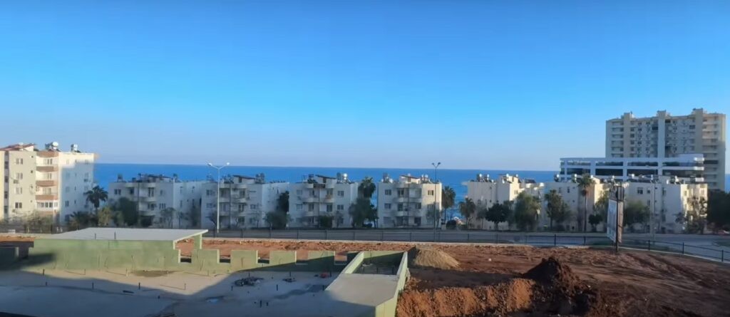 Mersin Ayaş'ta havuzlu ve deniz manzaralı bir konut sitesinin bahçesi