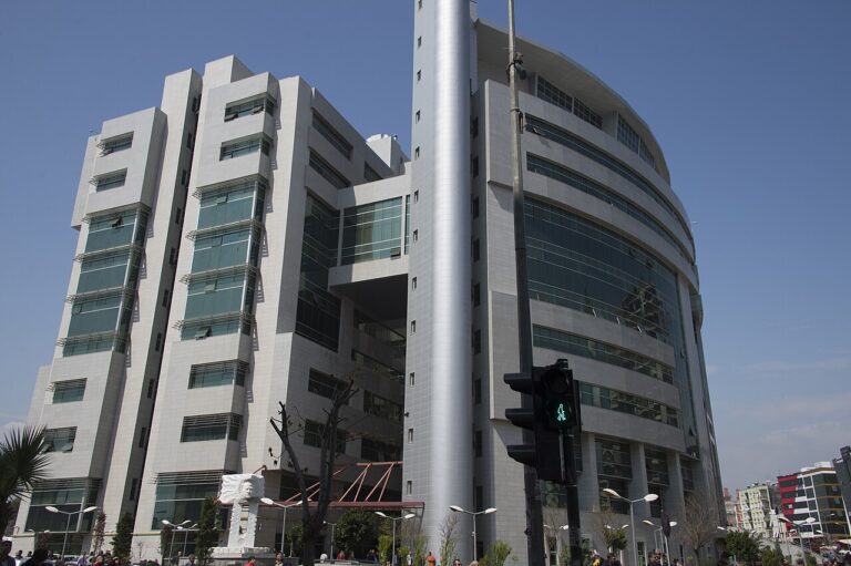 Die Fassade des Gerichtsgebäudes in Mersin, von der Straße aus gesehen