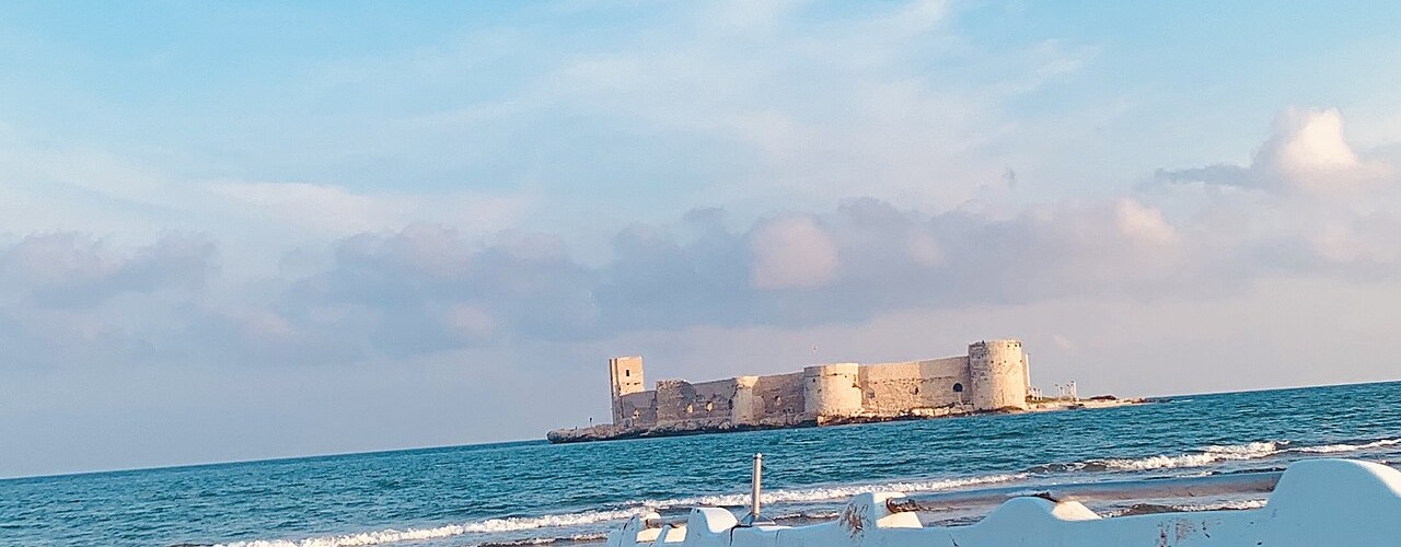 Mersin'de kıyıda denizin içindeki kale, Kızkalesi