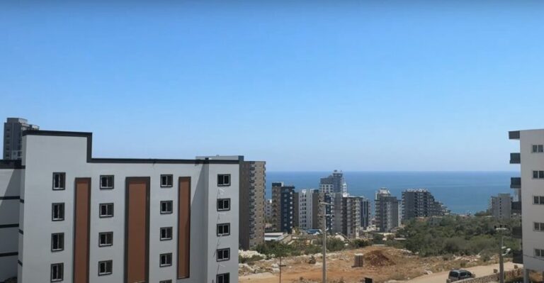 Полоса Средиземного моря между новыми жилыми домами в Аяше, Мерсин