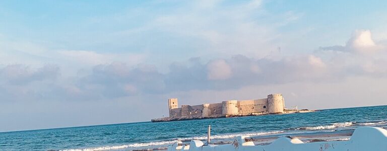 Замок Кызкалеси на воде у берега, Мерсин